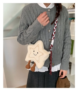 Détail du sac à bandoulière en peluche en forme d'étoile avec smiley et sangle tissée