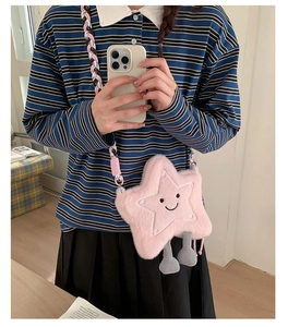 Détail du sac bandoulière étoile en peluche rose avec broderie et sangle tissée colorée