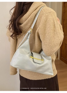 Détail du sac à bandoulière en cuir PU gris clair plissé avec boucle en métal doré