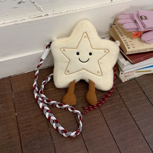 Détail du sac bandoulière peluche en étoile avec visage brodé et sangle tissée