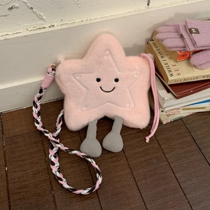 Détail du sac bandoulière en peluche rose en forme d'étoile avec visage souriant et sangle