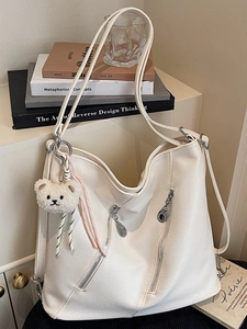 Sac fourre-tout tendance en similicuir beige avec fermetures éclair et pendentif ours