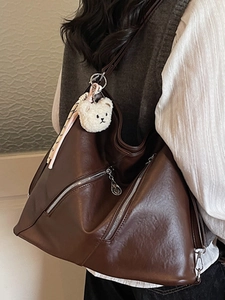 Sac cabas rétro en cuir PU marron avec charme d'ours porté par un mannequin