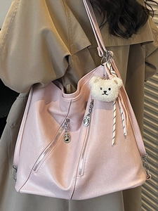 Sac fourre-tout rose en similicuir avec fermetures éclair et porte-clé ours en peluche