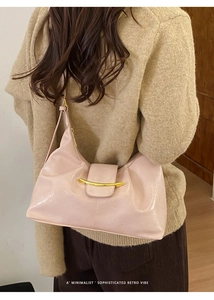 Sac à épaule en cuir rose poli avec détails en métal doré, porté par un mannequin de dos
