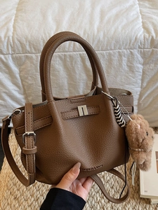 Mode Sac Seau en Cuir PU pour Femmes Motif Litchi Rétro Sac à Bandoulière Grande Capacité Sac à Bandoulière Avec Pendentif Peluche