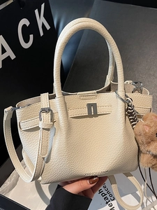 Sac seau en cuir grainé blanc crème avec poignées supérieures et charm d'ours en peluche