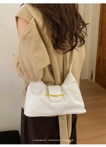 Sac demi-lune en cuir ciré blanc orné d'une boucle métallique dorée minimaliste