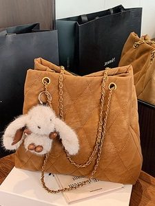 Sac fourre-tout matelassé marron avec bandoulière chaîne et breloque lapin doux