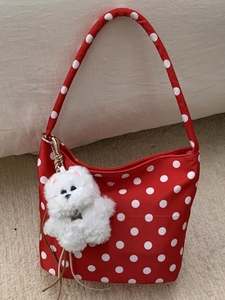 Sac sous le bras rouge à pois blancs pour femme avec pendentif de chien en peluche