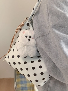 Sac à bandoulière à pois avec pendentif chien en peluche blanc et chaîne en métal