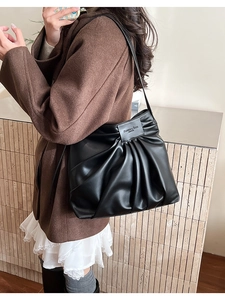 Détail du sac cabas en cuir plissé noir avec empiècement élégant Fashion & Bags