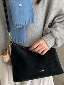 Minimalist black vintage shoulder bag with contrast stitching and golden hardware decoration