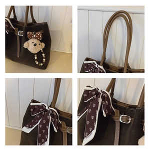 Détail d'un grand sac cabas vintage marron avec breloque ours et foulard en soie