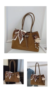 Détail du sac cabas en daim marron avec foulard floral, breloque ours et boucle métal