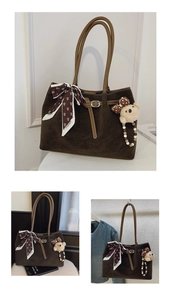 Détail d'un sac cabas marron foncé avec foulard à pois et charmant ours en peluche