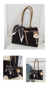 Détails du grand sac cabas mat avec anses en cuir, foulard décoratif et peluche suspendue