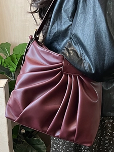 Sac fourre-tout bordeaux avec plis élégants et boucle en bronze de style rétro chic