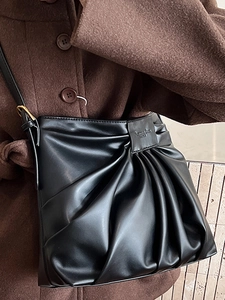 Sac fourre-tout noir plissé à la mode avec bandoulière réglable et détails dorés