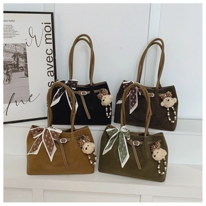 Vue détaillée de quatre sacs cabas en velours côtelé avec foulard et pendentif ours doux