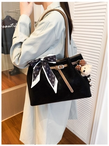 Détail du sac cabas en similicuir noir avec foulard imprimé et pendentif ours mignon