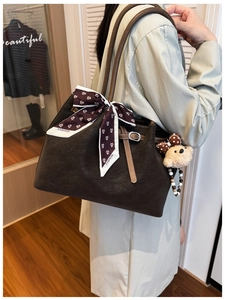 Détail du grand sac cabas marron foncé avec foulard en soie et pendentif ours en peluche
