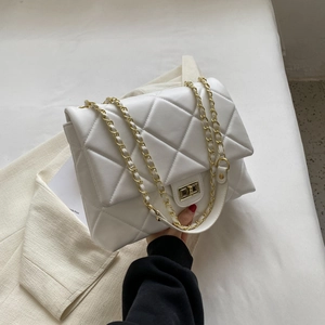 Détails du sac bandoulière matelassé blanc avec chaîne dorée et fermoir pivotant chic