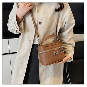 Mini borsa a tracolla marrone in pelle martellata con dettagli in argento e manico