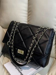 Sac à bandoulière noir matelassé avec chaîne dorée et fermoir pivotant rétro chic