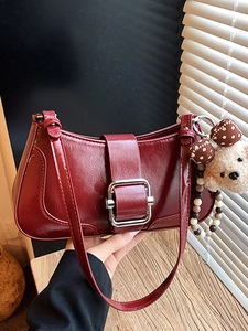 Sac baguette en cuir verni bordeaux avec boucle argentée et charm d'ours en peluche