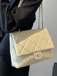 Chic sac à épaule matelassé beige avec chaîne dorée et fermoir rotatif sur blazer