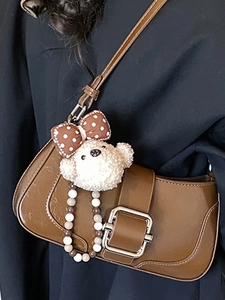 Sac hobo en cuir PU marron brillant avec grande boucle argentée et charme d'ours en peluche