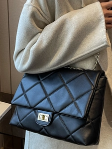 Grand sac à épaule matelassé noir pour femme avec fermoir doré et bandoulière