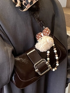 Sac à épaule chic en cuir verni marron foncé avec charm chiot en peluche et boucle métal