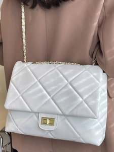 Sac à rabat matelassé blanc avec bandoulière chaîne dorée et fermoir métallique