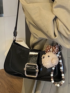 Sac sous le bras chic en cuir noir brillant avec boucle argentée et charm ours en peluche