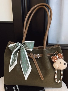 Sac fourre-tout en daim vert olive avec anses en cuir marron et pendentif ours