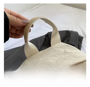 Détail de la poignée renforcée et du tissu en nylon froissé imperméable sur le sac à dos
