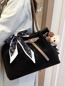 Grand sac cabas vintage noir avec anses marron, foulard mode et charmant petit ours