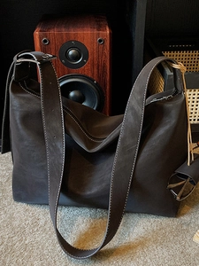 Retro minimalist pleated shoulder bag in dark leather with contrast white stitching detail