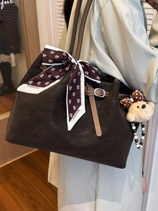 Grand sac cabas marron avec foulard en soie et pendentif ours pour mode d'hiver