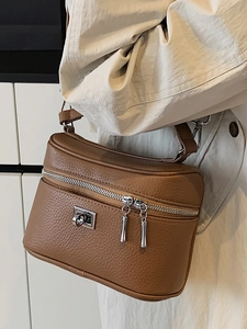 Borsa a scatola classica in pelle marrone con finiture metalliche argentate
