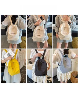 Collage de mannequin portant des sacs à dos minimalistes en nylon en diverses couleurs