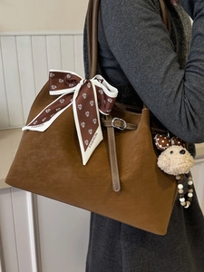 Sac fourre-tout marron vintage en faux daim avec foulard à fleurs et porte-clés ours
