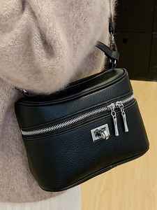 Elegante borsa a mano nera a grana di litchi con hardware argentato e tracolla per donna