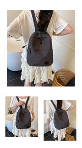 Montage à trois vues d'un sac à dos minimaliste en nylon pour femme, porté de face et de profil