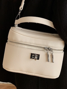 Borsa box vanity in pelle bianca con dettagli argentati e tracolla regolabile