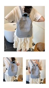 Vue triple du sac à dos en nylon bleu clair montrant le dos, le côté et le porté main