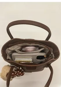 Detailansicht des Innenraums der braunen Leder-Eimertasche mit praktischer Innentasche
