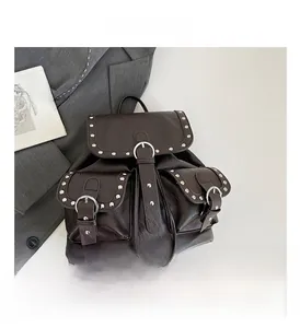 Détails du sac à dos vintage en cuir marron foncé avec clous argentés et boucles chic
